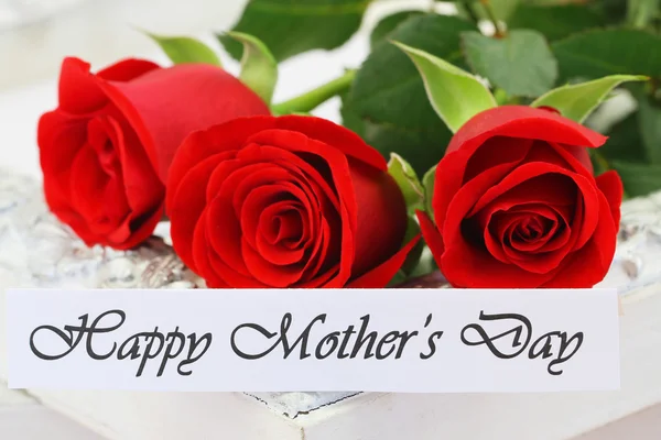 Šťastné matky den karta s červenou růží — Stock fotografie