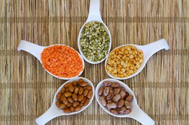 Bakliyat porselen kaşık üzerinde seçim