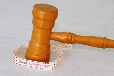 Ev tatlı evine şerit çekiçle açık artırma