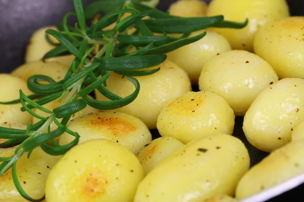 Roasted baby potatoes with rosemary, close up — Stock Photo, Image