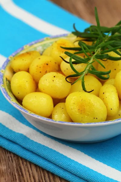 Roasted baby potatoes with rosemary, close up — Stock Photo, Image