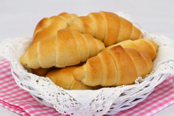 Butter croissants in bread basket, closeup — Stock Photo, Image