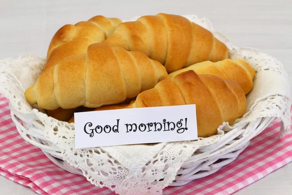 God morgon kort med korg full av smör croissanter — Stockfoto