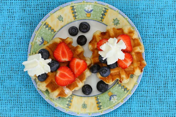 Gaufrettes aux fraises, bleuets et crème fouettée — Photo