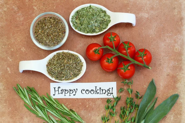 Bonne carte de cuisson avec tomates cerises, herbes fraîches et séchées à la surface en terre cuite — Photo
