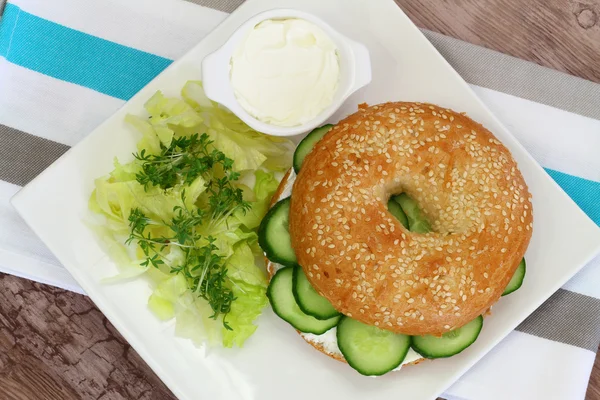 Simit krem peynir, salatalık ve su teresi — Stok fotoğraf