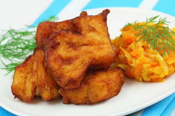 Fried cod pieces with stir fried vegetables on white plate — Stock Photo, Image