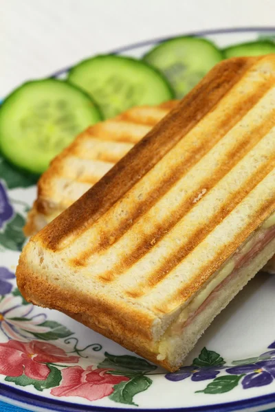 Geroosterde sandwich met ham en kaas, close-up — Stockfoto