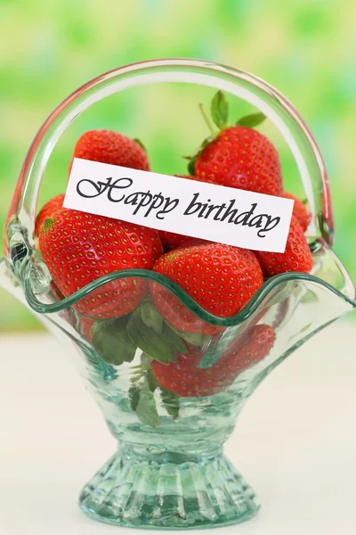 Feliz cartão de aniversário com morangos frescos, em cesta de vidro vintage — Fotografia de Stock