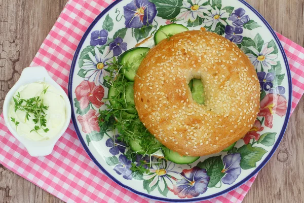 Bagel mit Frischkäse, Gurke und Brunnenkresse, Nahaufnahme — Stockfoto