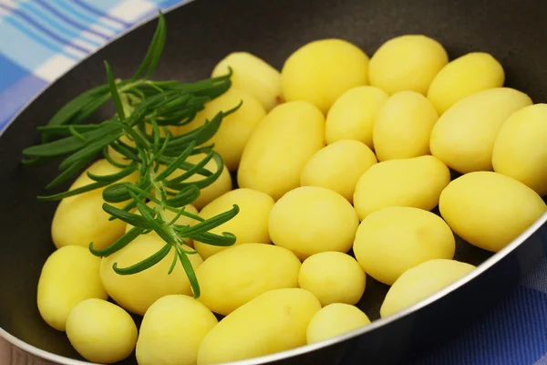 Baby potatoes with fresh rosemary in frying pan, closeup — Stock Photo, Image