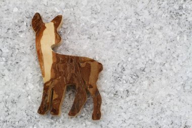 Kopya alanı ile karlı yüzeyi ahşap Karaca