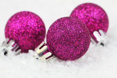 Mor baubles glitter, closeup ile