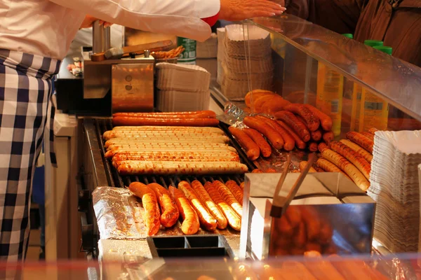 Salchichas fritas en el mercado alemán de Navidad — Foto de Stock