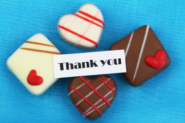 Teşekkür kartı mavi zemin üzerine sütlü ve beyaz çikolata ile