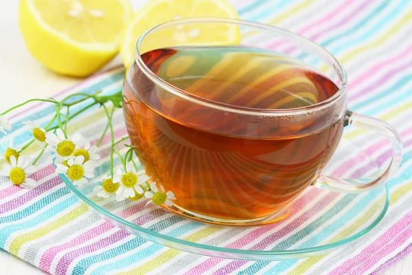 Herbaty i rumianku świeże kwiaty i cytryny — Zdjęcie stockowe