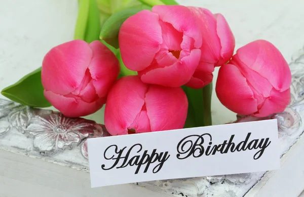 Cartão de aniversário feliz com buquê de tulipas rosa — Fotografia de Stock