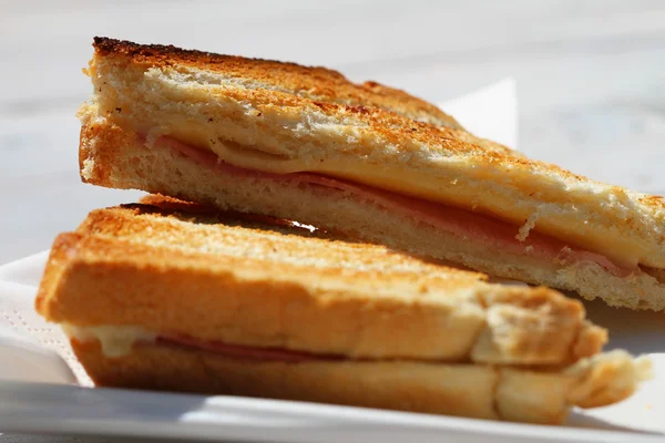 Torrada com presunto e queijo, close up — Fotografia de Stock