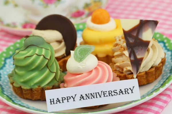 Happy Anniversary card con selezione di torte alla panna — Foto Stock