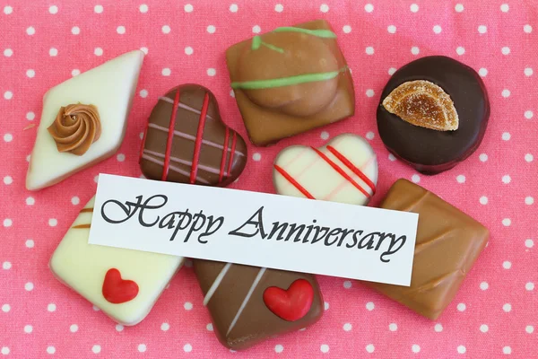 Tarjeta Feliz Aniversario con selección de chocolates — Foto de Stock