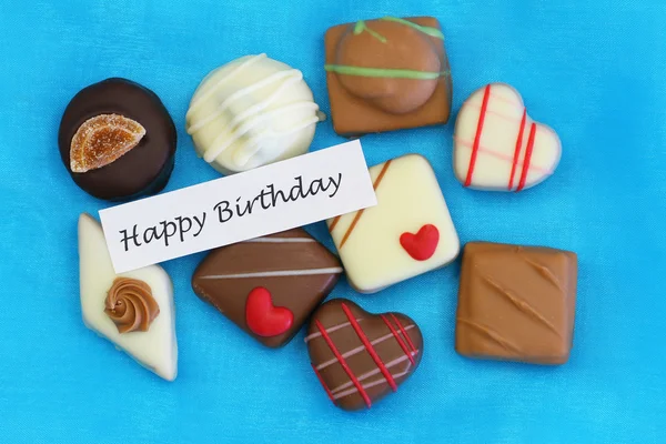 Cartão de aniversário feliz com seleção de chocolates — Fotografia de Stock