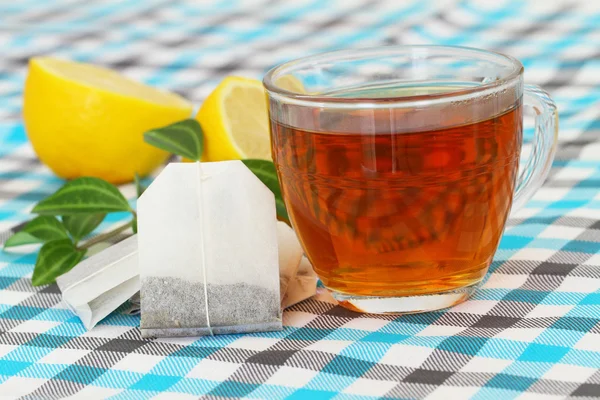 Tee, Teebeutel und Zitrone — Stockfoto