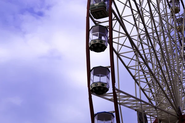 Grande roue sur le ciel bleu avec fond de nuages. Kharkiv — Photo