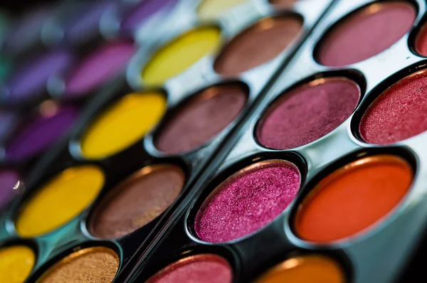 Colorida paleta de sombras de ojos. Fondo de maquillaje — Foto de Stock