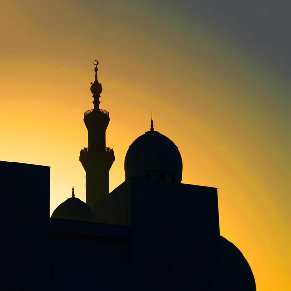 Sonnenuntergang Silhouette einer Moschee in unverbauten arabischen Emiraten — Stockfoto