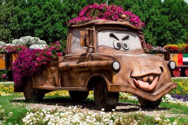 Nisan 2015. Birçok çiçek ile Park sokak. BAE Dubai mucize Bahçe.