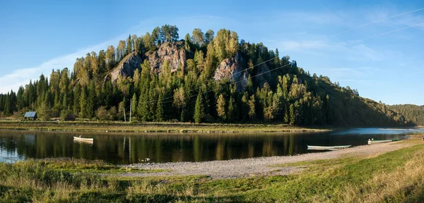 Hill över floden — Stockfoto