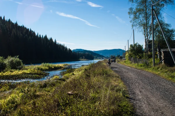 Straße entlang des Flusses — Stockfoto