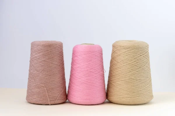 Pastel bolhas de cor de fios de lã para mão e máquina de tricô em um fundo branco — Fotografia de Stock