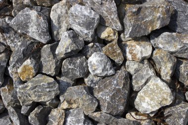 Kaba düzensiz gri taş eski serpilir çakıl arka plan