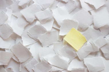 arka plan gri ve beyaz ile yırtık buruşuk kağıt