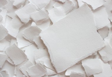 arka plan gri ve beyaz ile yırtık buruşuk kağıt