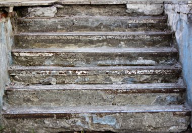 Eski merdiven adımlar üzerinde kaba ot yok 