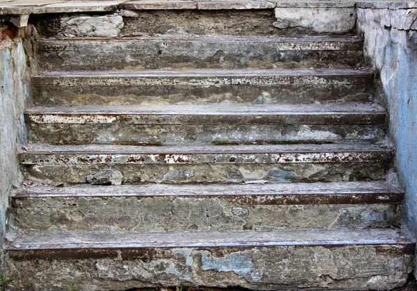 Eski merdiven adımlar üzerinde kaba ot yok 