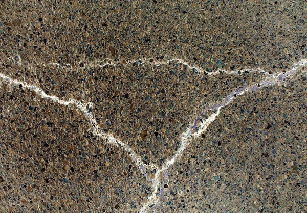 Fundo de asfalto cinza com um triângulo áspero — Fotografia de Stock