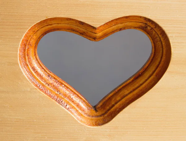 Corazón sobre fondo de madera — Foto de Stock