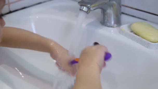 使用後は水で歯ブラシを洗う — ストック動画