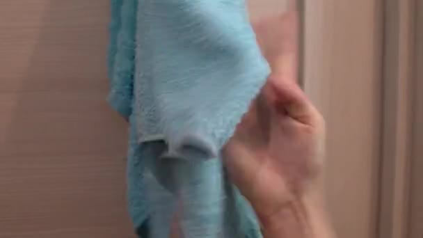 用毛巾擦拭双手 — 图库视频影像