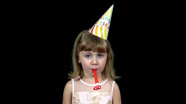 Chica Sombrero Fiesta Feliz Cumpleaños Soplando Cuerno Fiesta Sobre Fondo — Foto de Stock