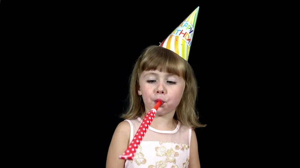 Chica Sombrero Fiesta Feliz Cumpleaños Soplando Cuerno Fiesta Sobre Fondo — Foto de Stock