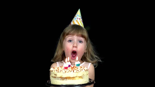 Chica Una Gorra Cumpleaños Sopla Las Velas Pastel — Foto de Stock