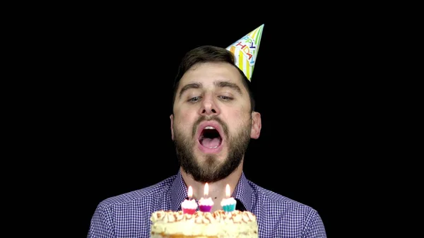 Homem Boné Aniversário Apaga Velas Bolo — Fotografia de Stock