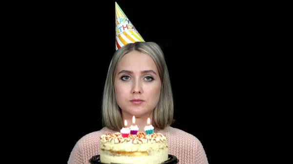 Vrouw Met Een Verjaardagspet Blaast Kaarsen Uit Taart — Stockfoto