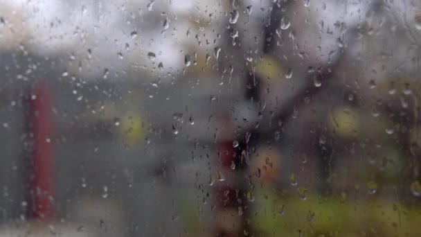 Clima nublado y lluvia fuera de la ventana. Ventana húmeda y nebulosa con chicles goteantes de cerca — Vídeos de Stock