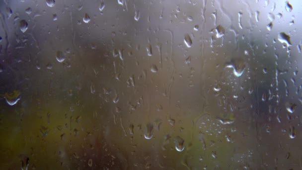 Tempo nublado e chuva fora da janela. Janela molhada e enevoada com gotejamento de gomas de chuva de perto — Vídeo de Stock