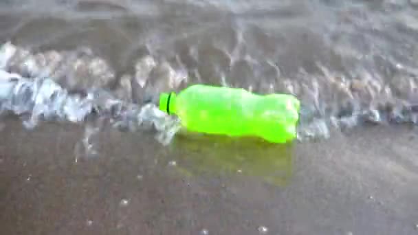 Śmieci w postaci plastikowej butelki pływają w rzece, jezioro z bliska. Zanieczyszczenie środowiska — Wideo stockowe